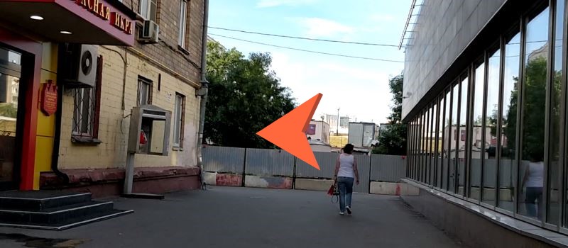 на углу здания повернуть налево